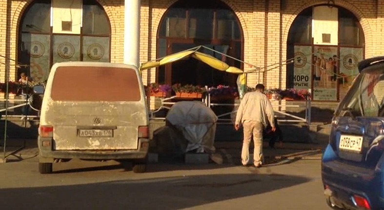 Выходцы из средней Азии захватили парковку дома на Коломяжском 15 корп 2